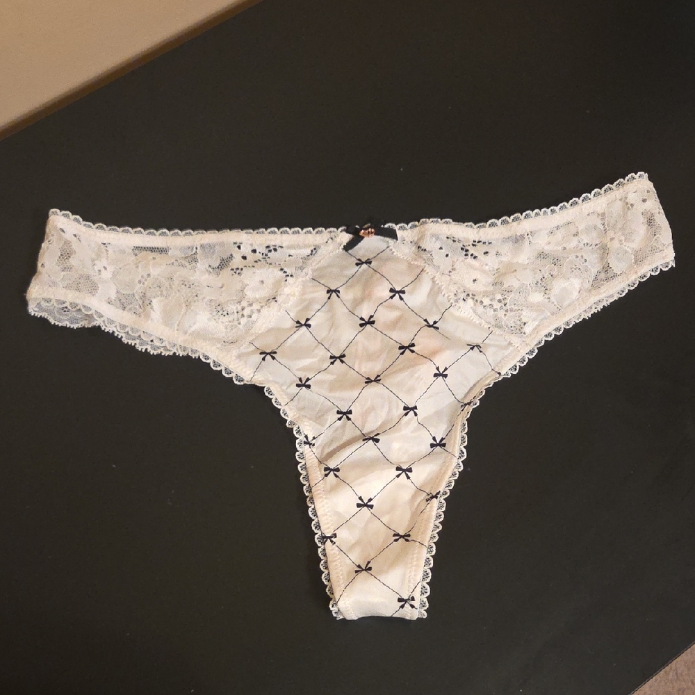 Victoria's Secret Lace Thong - White and Black